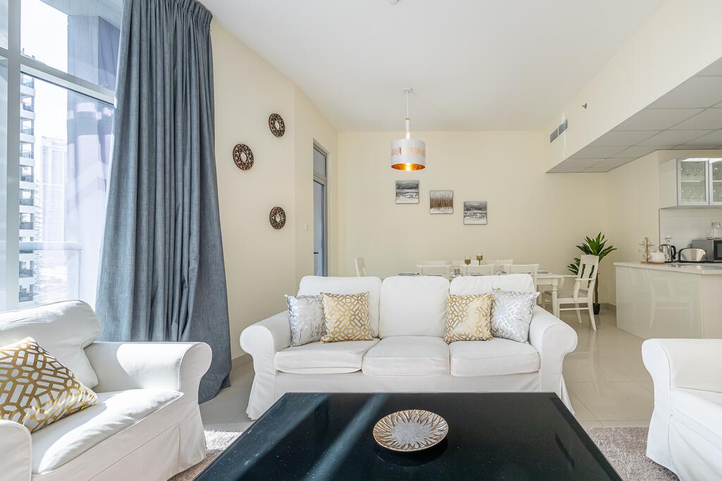 Charming 3 BR With Walking Distance To The Beach - Accommodation Abudhabi